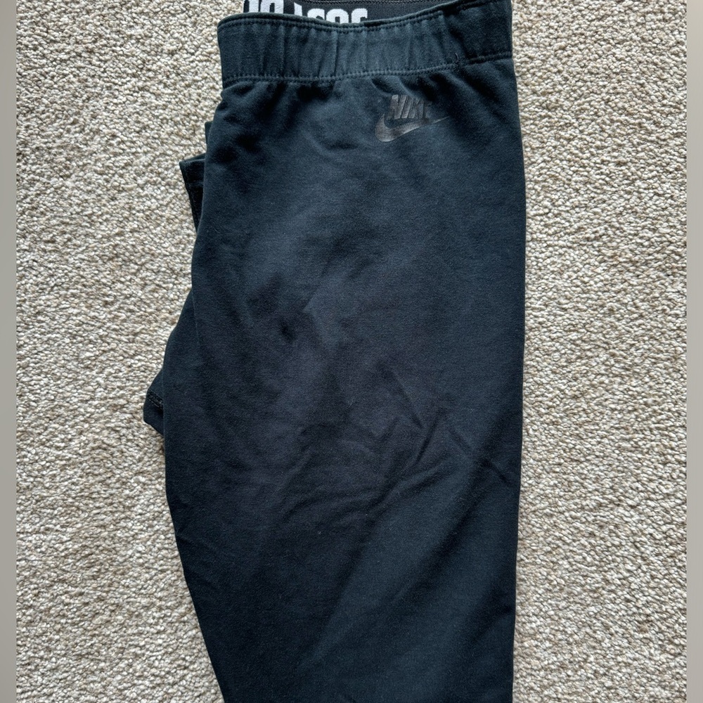 Black Nike leggings